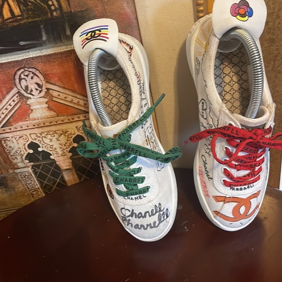 CHANEL Pharrell Graffiti Low-Top Sneakers Printed Canvas White, Multicolor. - Picture 2 of 14